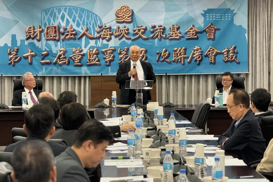 台湾海峡交流基金会董事长吴豊山（台上站立者）11月4日上任。他在董监事会上呼吁大陆海峡两岸关系协会，同步堆叠善意，携手挥别柳暗、迎向花明。（缪宗翰摄）