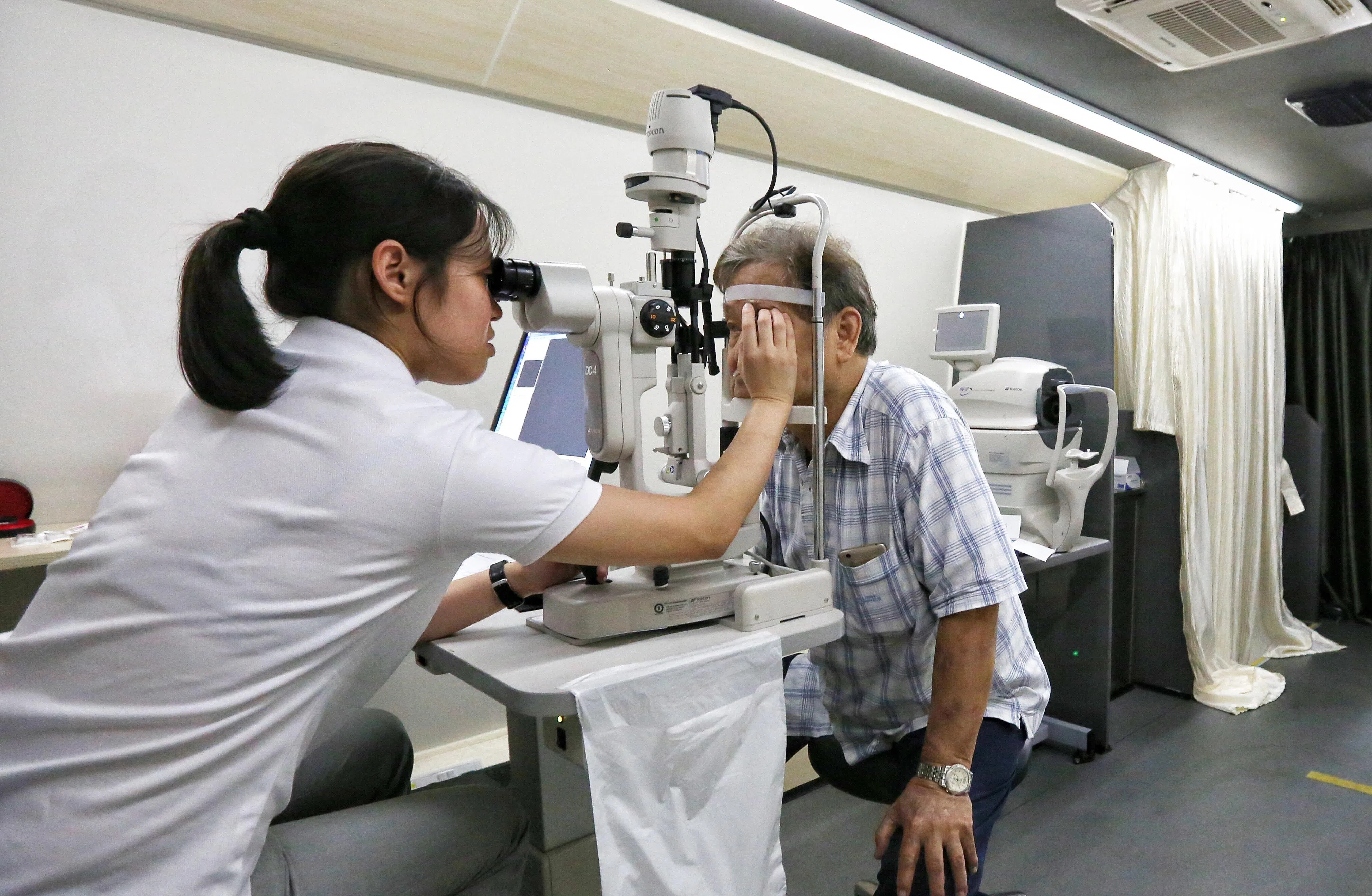 65岁以上的年长者应每年接受至少一次详细的眼科检查。（档案照）