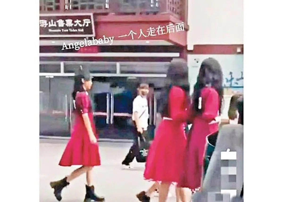 杨颖（左）被拍到录节目时落单。（互联网）