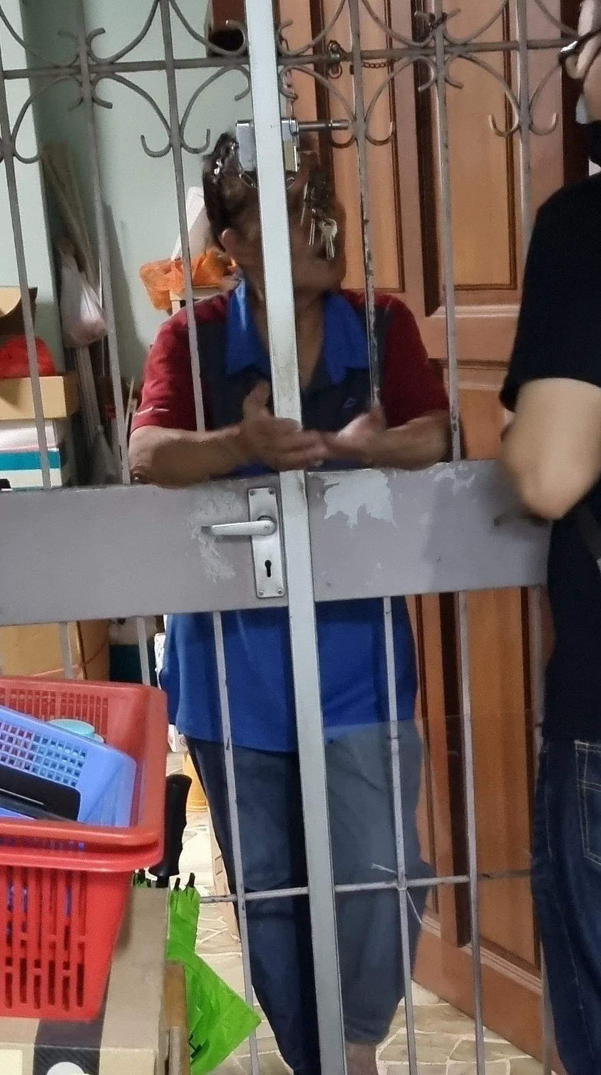 王女士表示怕失火，收集杂物也都是为了生活。