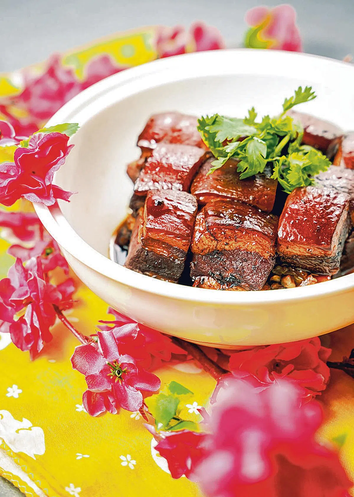 酒香东坡肉，猪肉底下有菠菜，两者都是营养丰富的食材。