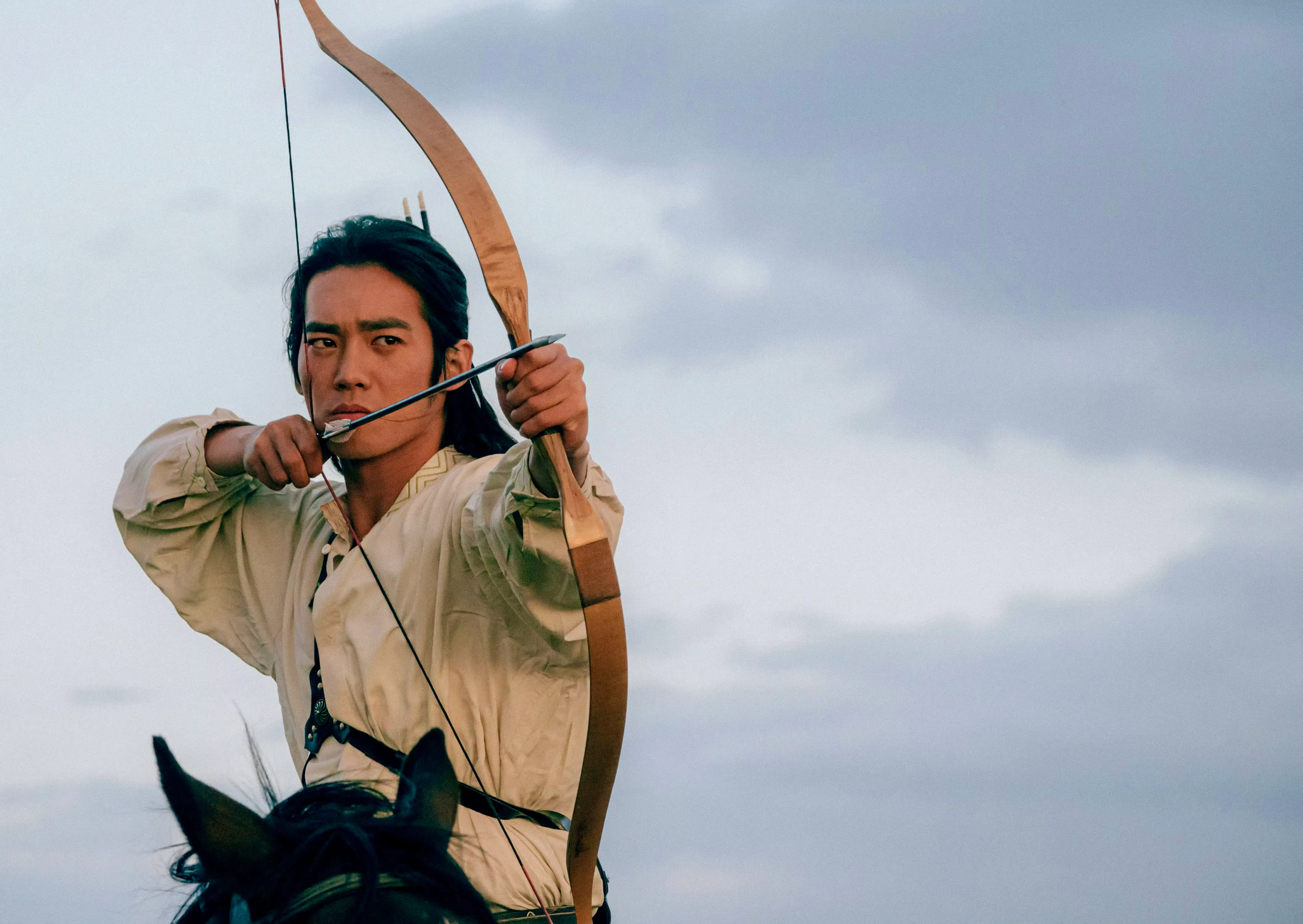 于适兼任《我的阿勒泰》的骑射指导，多才多艺的他精通马术和弓箭。（取自迷你剧我的阿勒泰微博）