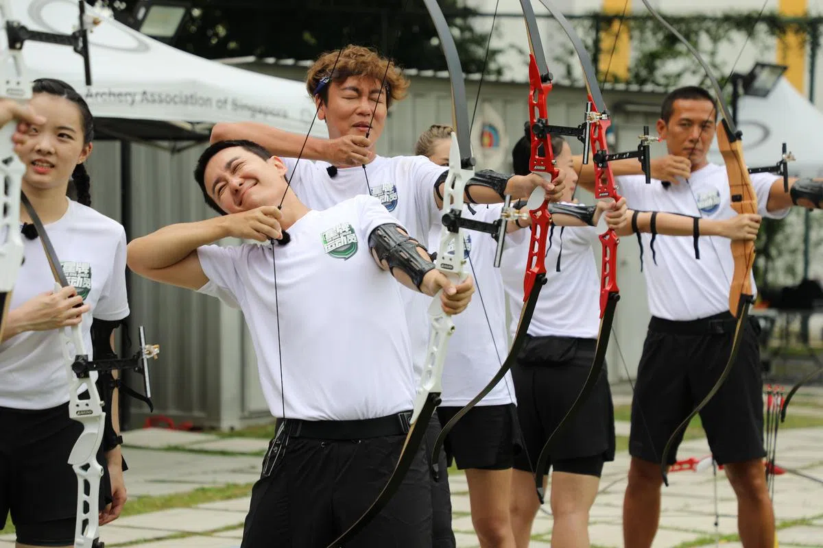 首集节目中，艺人练习射箭，田铭耀（左一）自称“罗宾汉”。（新传媒）