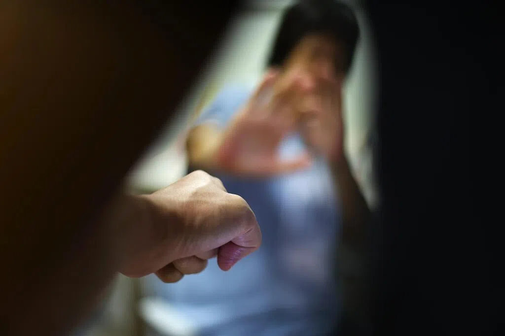 疑发生碰撞心生不满 少年掌掴拳打青年