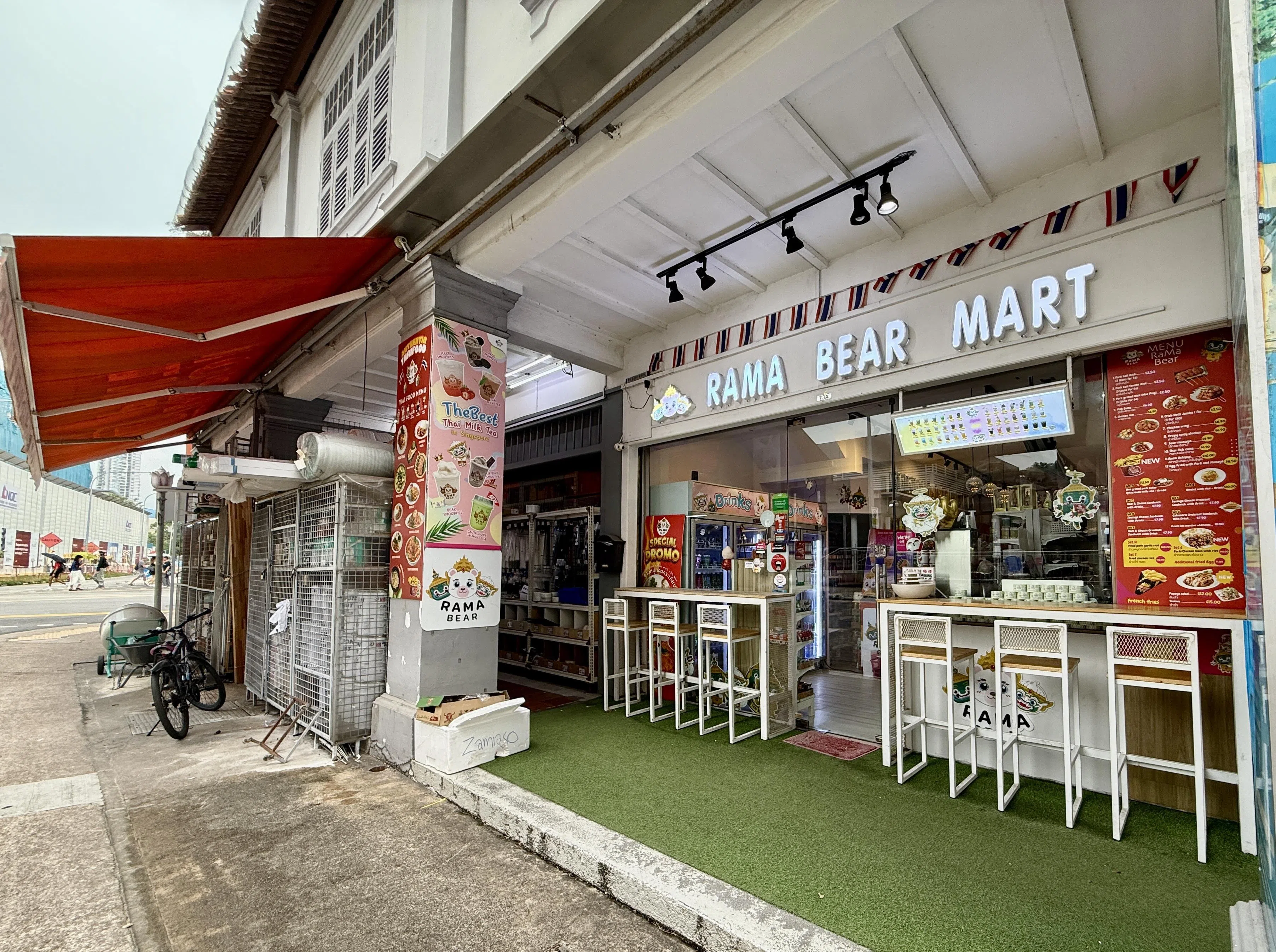  惹兰勿刹地铁站B出口附近的泰式杂货店：Rama Bear Mart（73A Jln Besar S208817）。（陈映蓁摄）