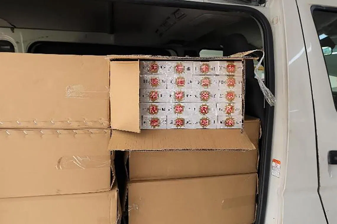 执法人员事后在男子的带领下，从一辆本地注册的货车里搜出1550条漏税香烟。（新加坡关税局提供）