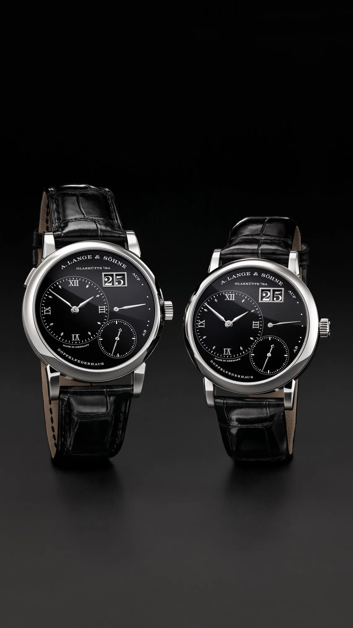 全新Lange 1铂金950款配备黑色缟玛瑙表盘，限量发行300 枚，小型款腕表限量发行150枚。（朗格提供）