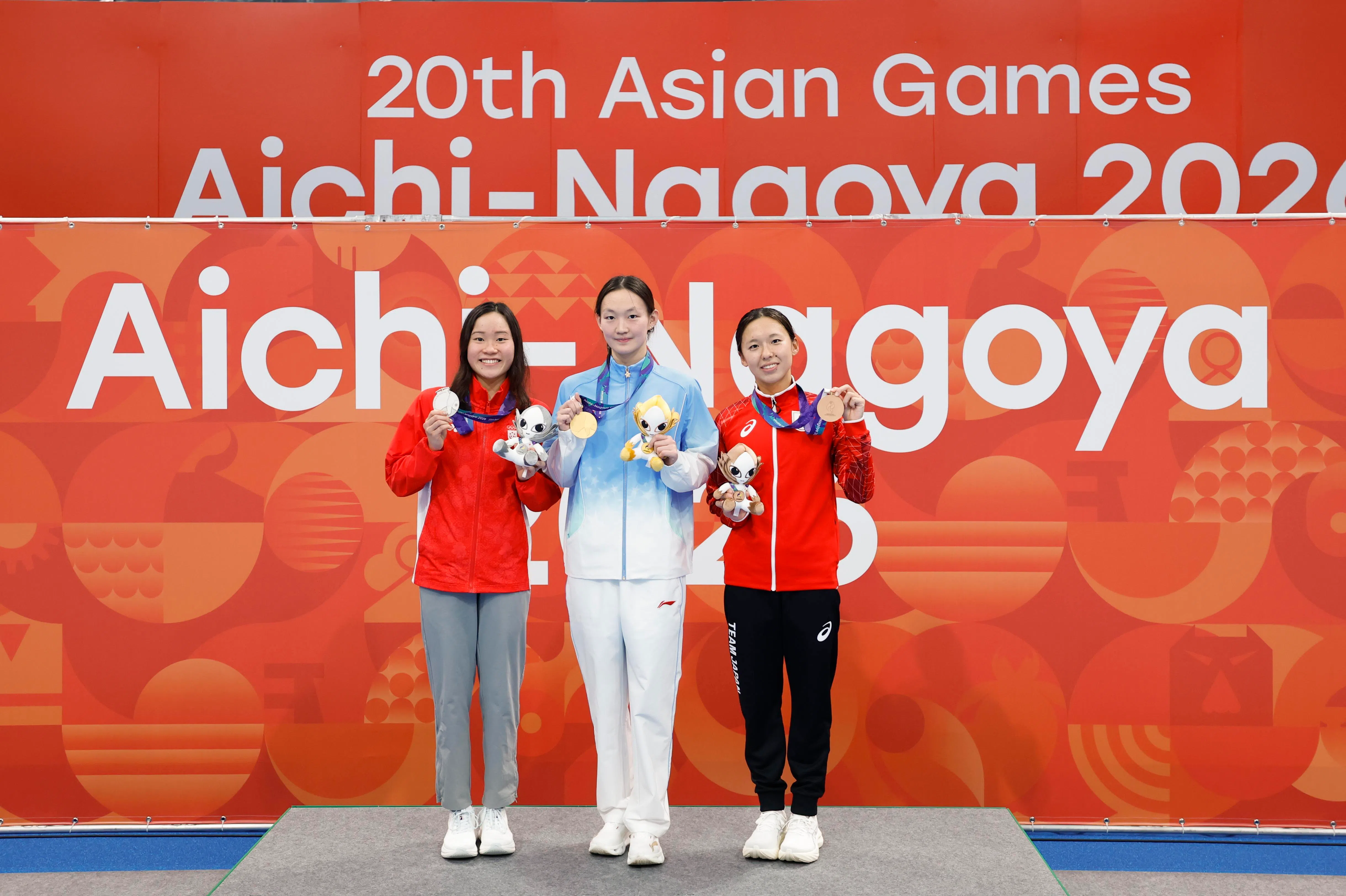 女子1500米自由泳奖牌这次属于三个国家的选手，左起为新加坡的颜欣慧、中国的李冰洁以及日本的梶本一花。（新华社）