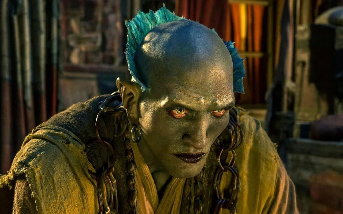 身高异于常人的巴特尔在《西游伏妖篇》演沙僧，造型奇诡。（剧照）