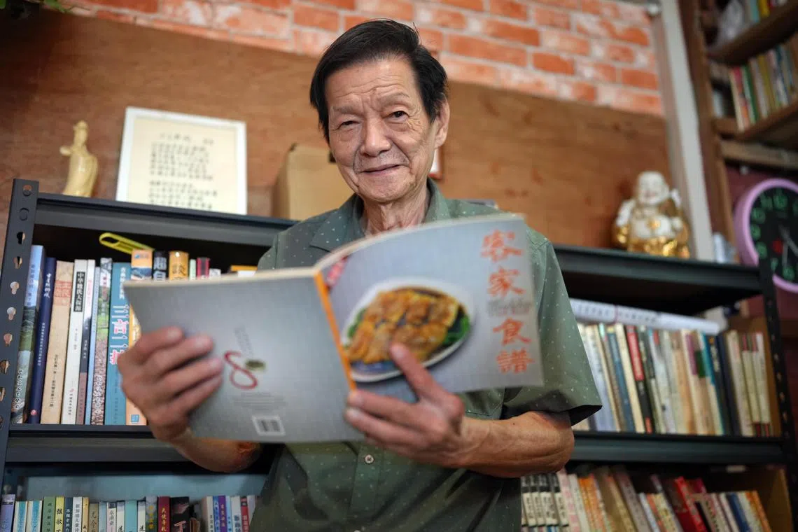为发扬客家饮食文化，赖法源于2009年为南洋客属总会编写《客家食谱》。（谢智扬摄）