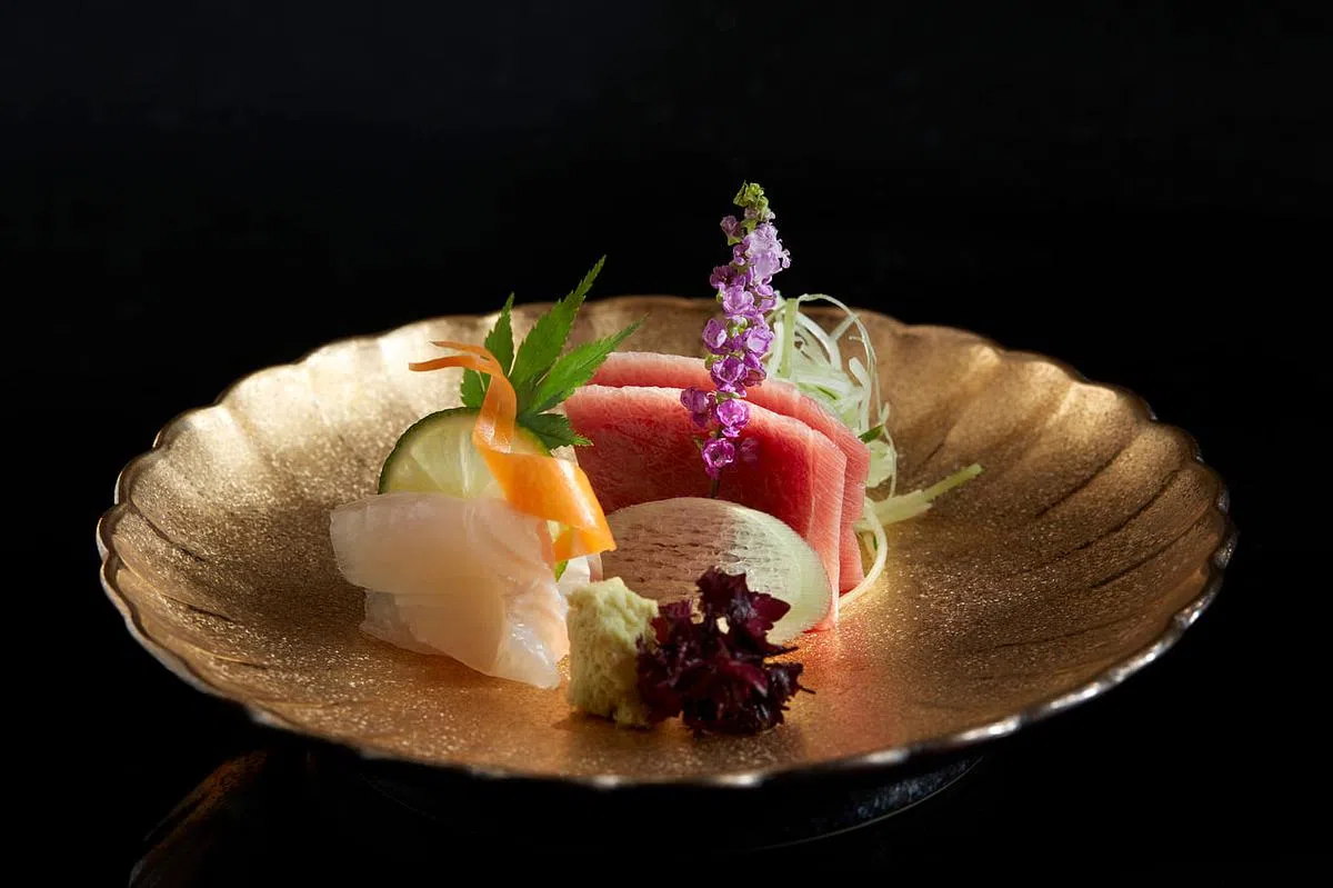 刺身拼盘，每一片鱼肉一刀划开，展现的是厨师利落刀法。