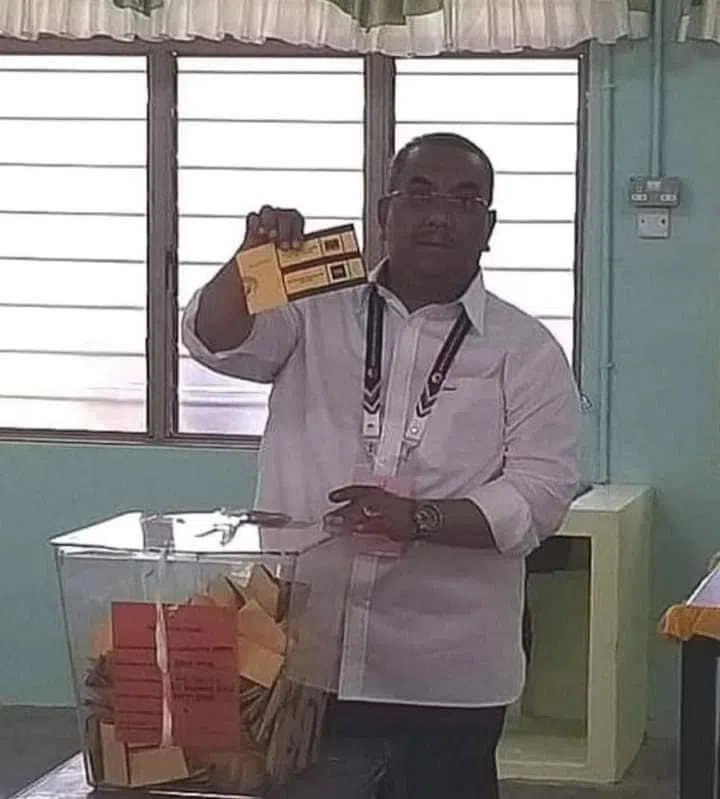 星期六投票时，沙努西将选票投入票箱前亮出选票，涉嫌违反选举法。（取自社交平台X）