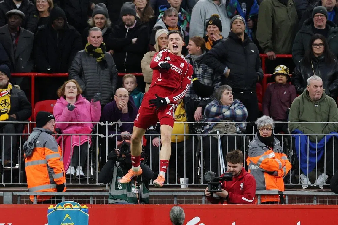 加盟红军后，德国中场维尔茨（中红衣）前16场联赛一球未进，终于在上场对狼队的比赛中攻入新季联赛首球。他也在进球后兴奋跳起，怒吼庆祝。（路透社）