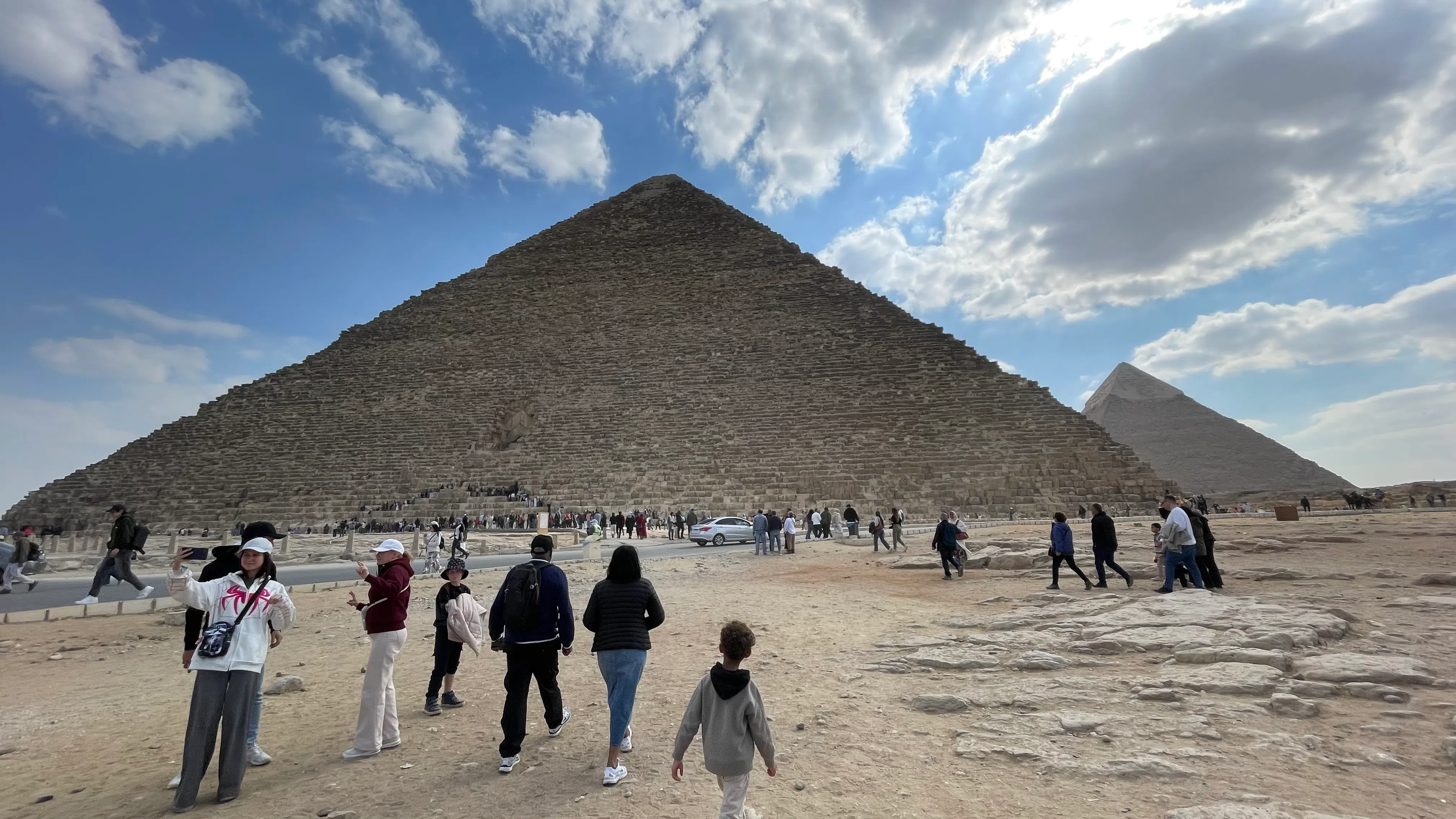 震撼人心的埃及吉萨金字塔群。（王华儿摄）
