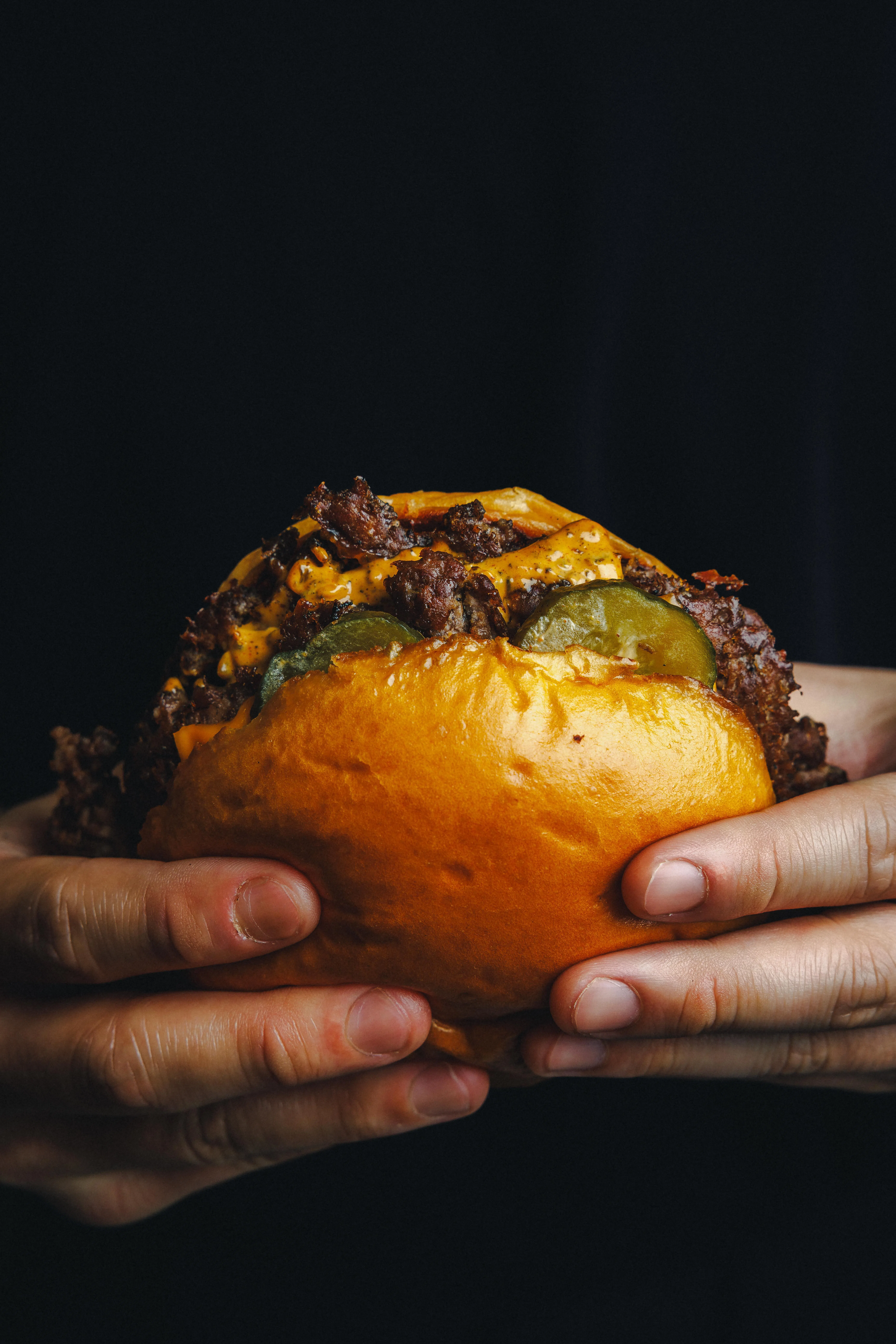 经典Smash汉堡选用柔软的马铃薯面包，夹入双层牛肉饼与特制酱料，风味浓郁。（餐馆提供）