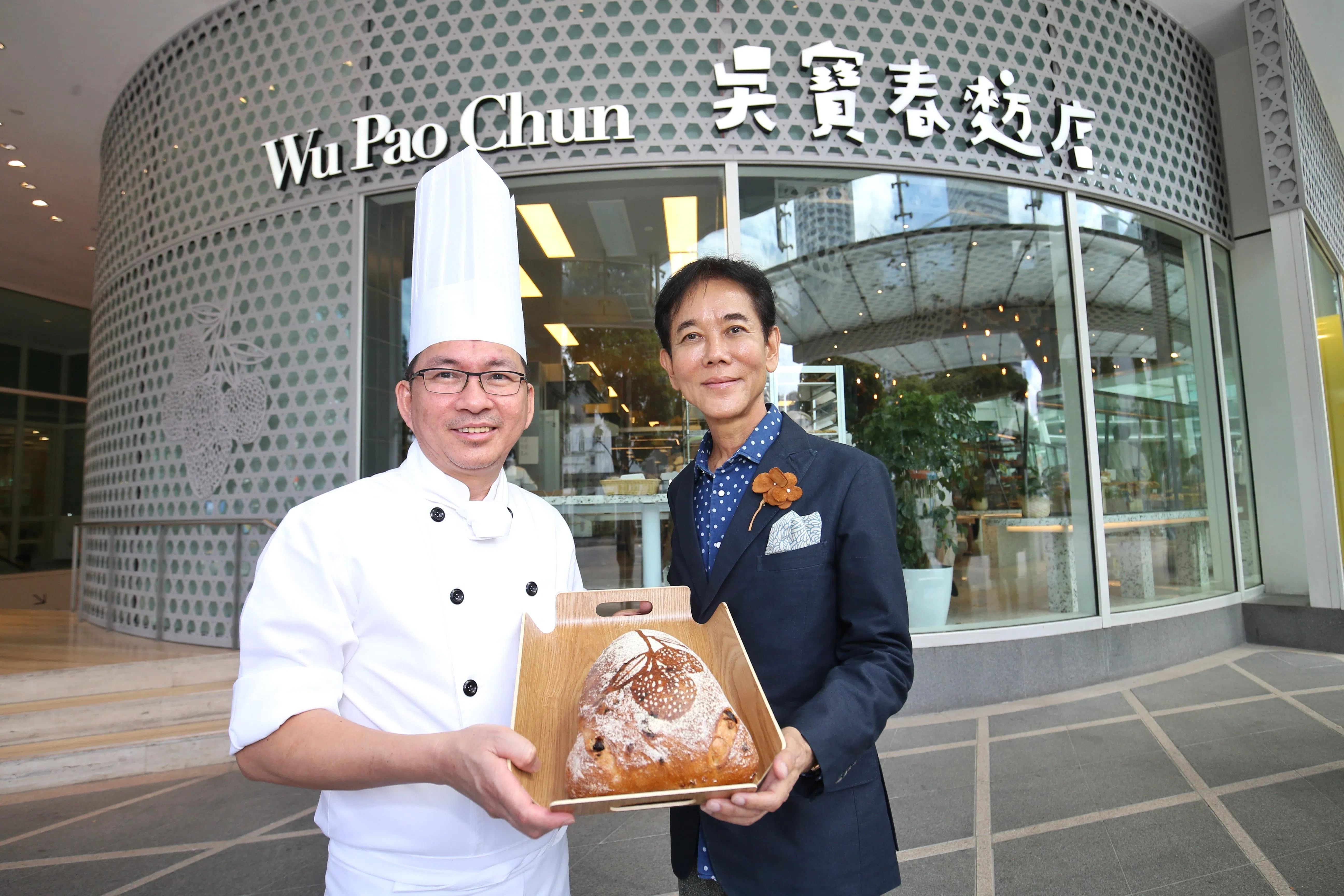 2019年吴宝春和面包物语合作在首都剧院商场开设新加坡第一家吴宝春麦方店。图为吴宝春（左）和新加坡面包物语集团创办人郭明忠合影。（档案照）