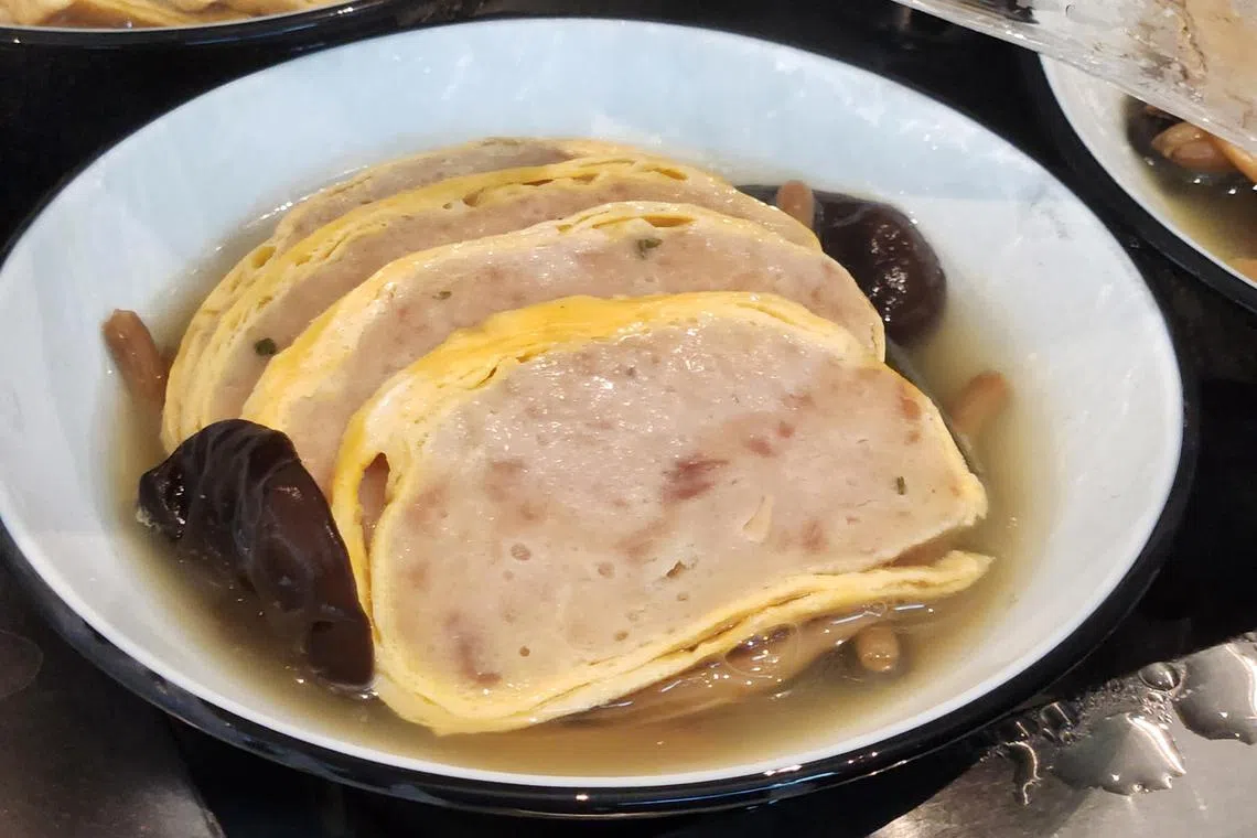 蒸香碗以蛋皮卷猪肉馅，蒸熟后切片，再淋上高汤。（陈爱薇摄）