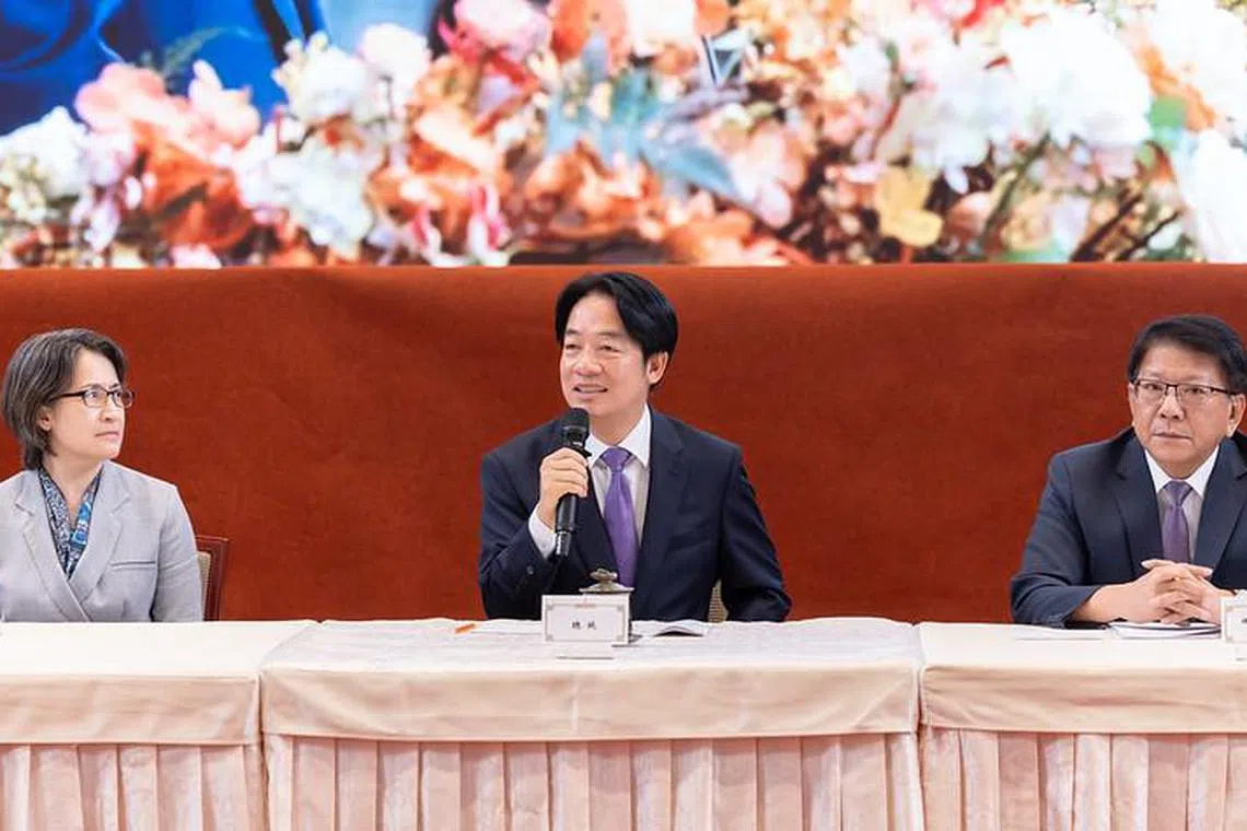 台湾赖清德（中）在总统府的就职满月记者会中强调，台湾人民热爱和平、与人为善，但必须通过备战以避战，才能达致和平。副总统萧美琴（左）和总统府秘书长潘孟安（右）也出席记者会。（台湾总统府提供）