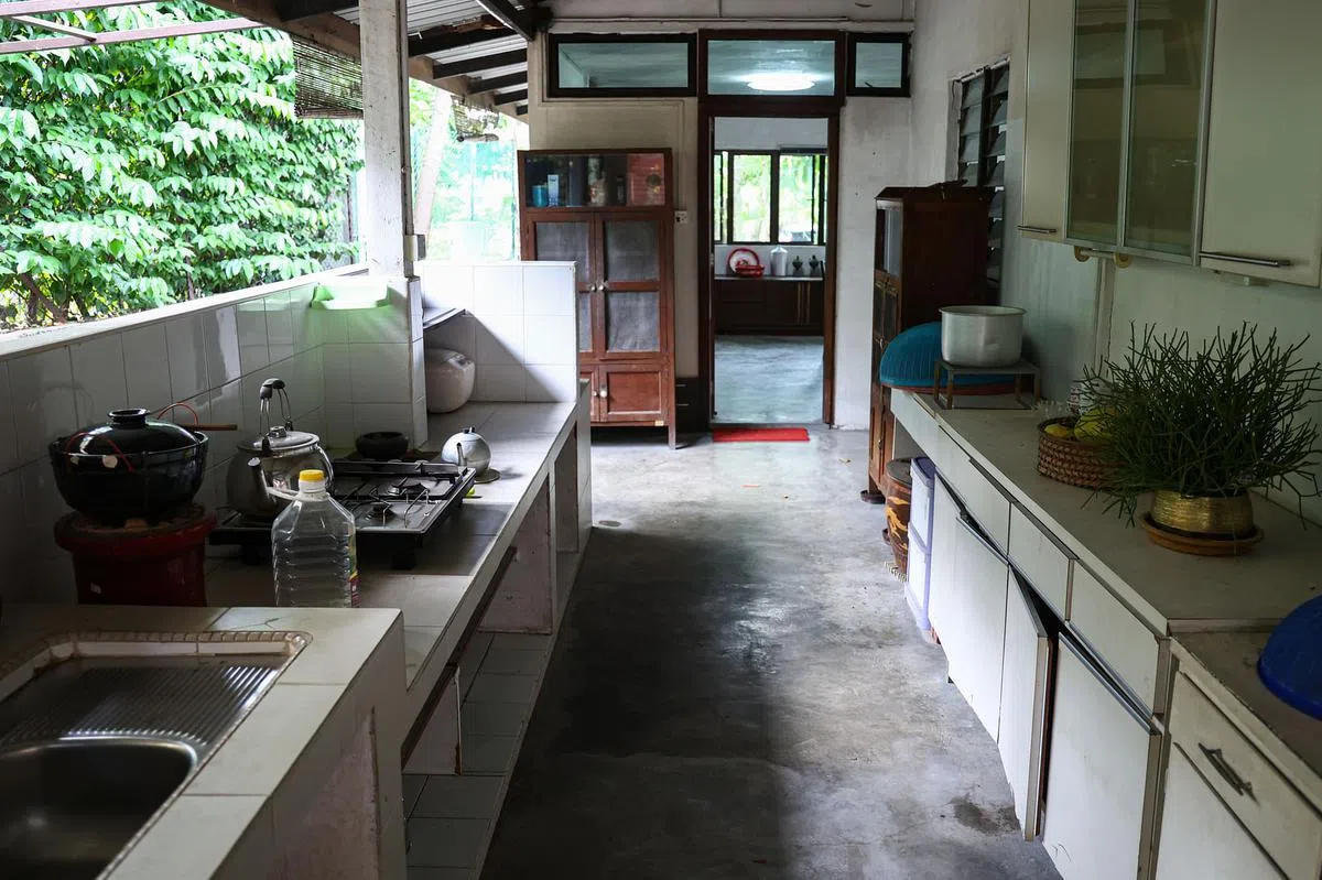 老屋的开放式厨房充满上世纪的情调。