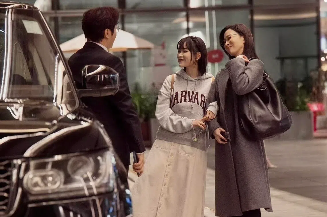 佘诗曼饰演的言惠知（右）不仅是裁判官，更身兼人妻与人母的角色。左起分别为饰演她前夫与继女的谭耀文和乐珈嘉。（取自剧集微博）