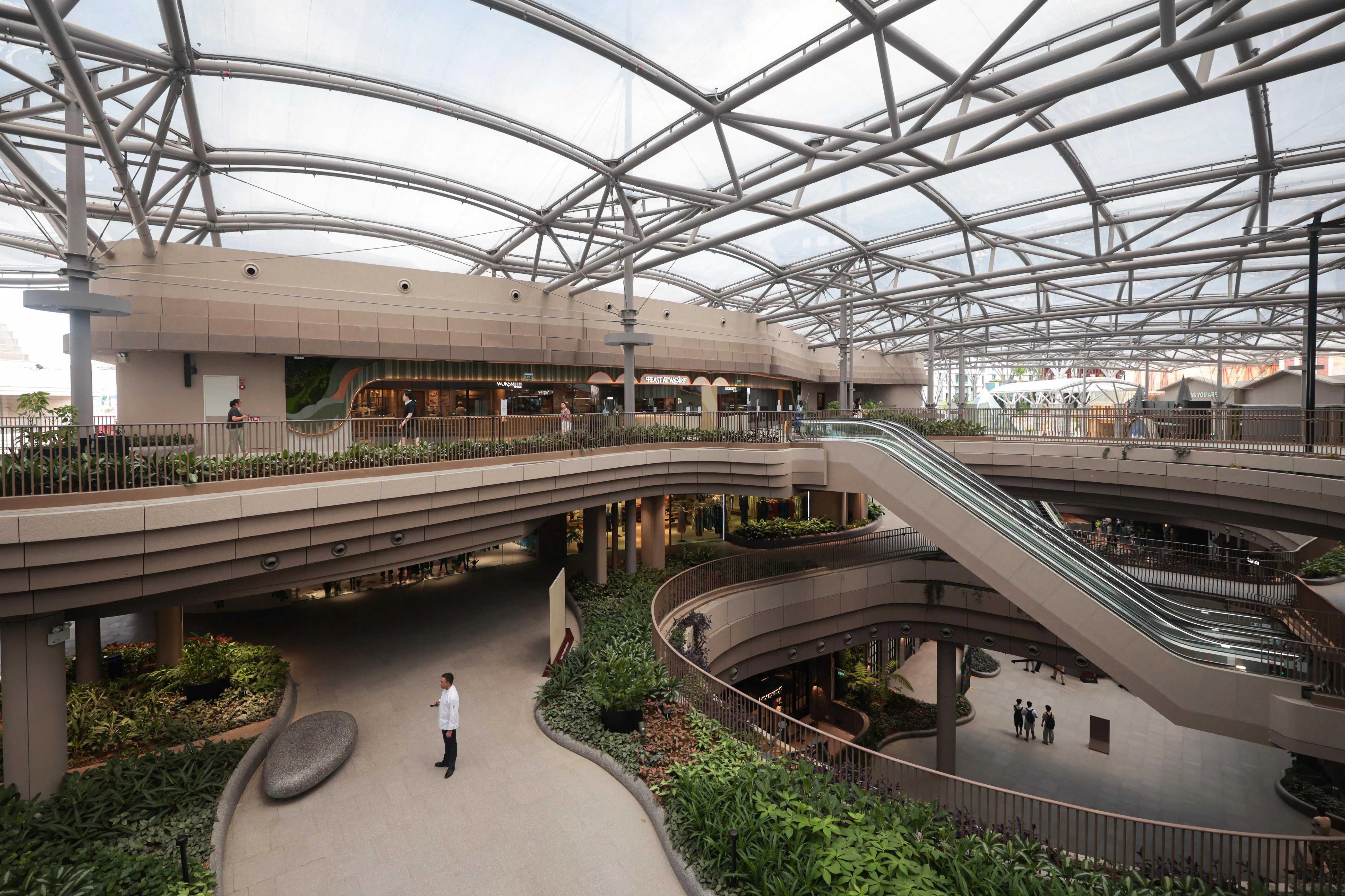 圣淘沙名胜世界薇福商场（Weave）的屋顶设计可以反射热量，降低阳光引起的室内升温。商场也会根据室内温度，调整空气流通系统。（李冠卫摄）