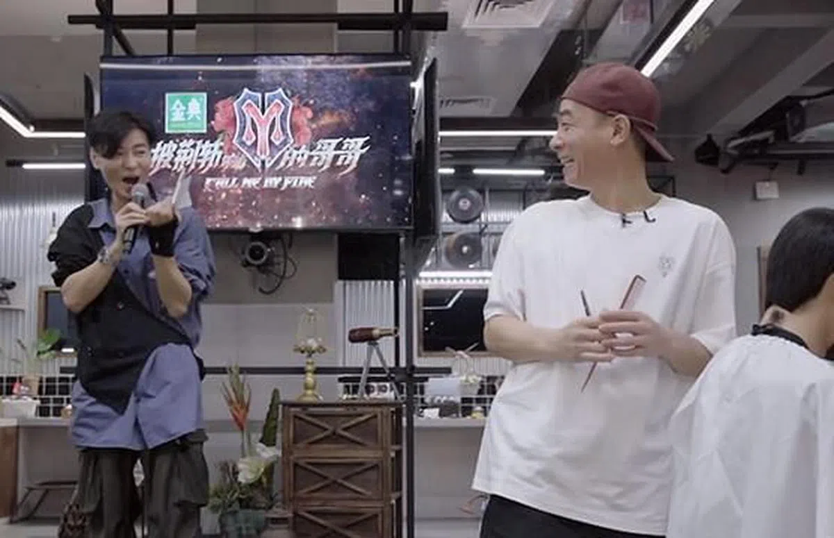 陈小春像不像理发师傅？（视频截图）