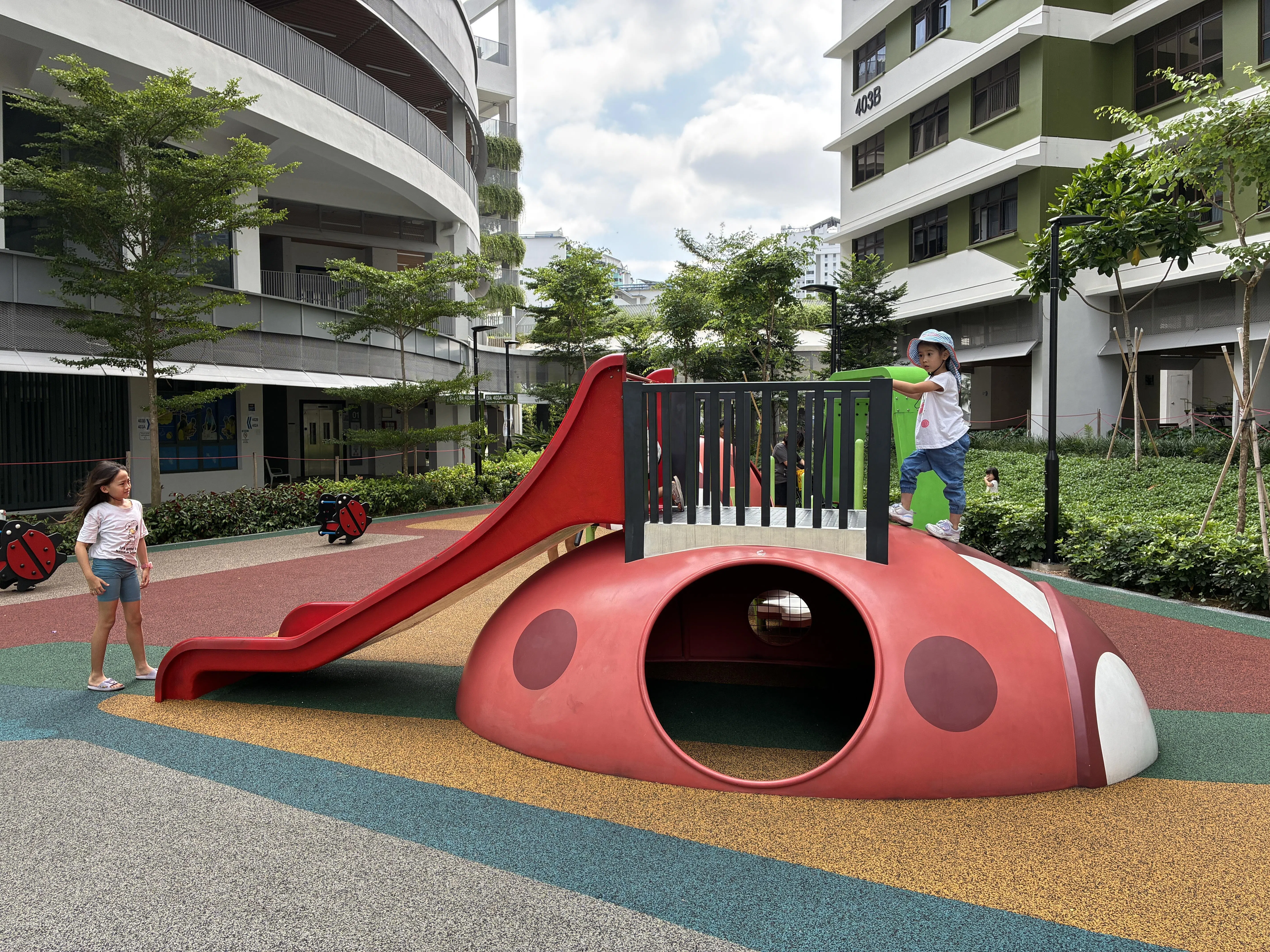 iPhone 17e白天摄影色彩足够鲜艳却不过分夸张。（黄少伟摄）