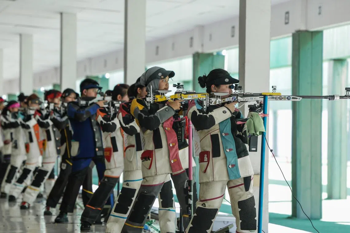 预赛中陈芊秀（右一）发挥力压全场，刷新大会纪录，并晋级决赛。（白艳琳摄）