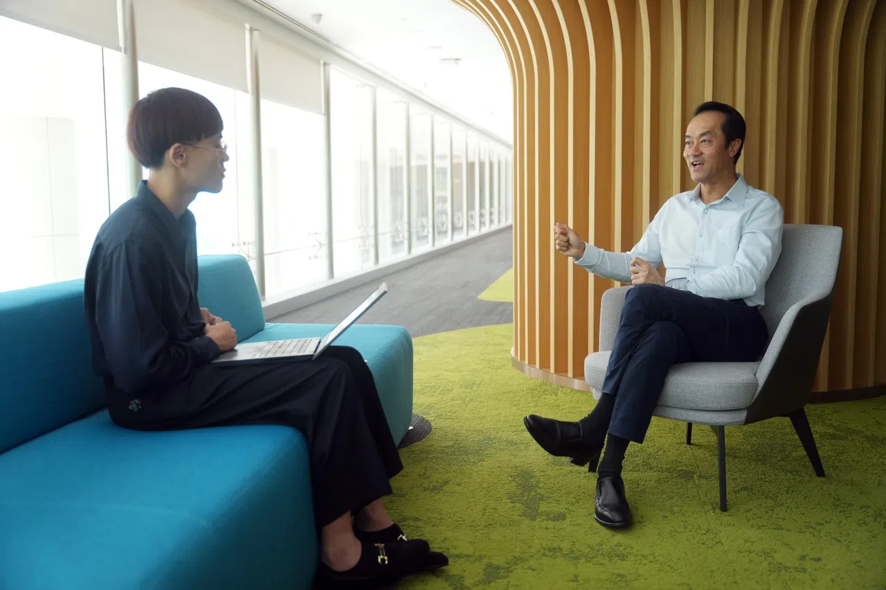 永续发展与环境部兼人力部高级政务部长许宝琨医生接受《联合早报》访问。（谢智扬摄）