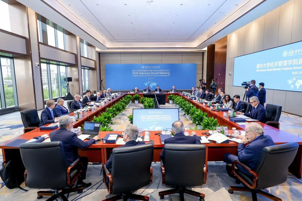 清华大学经济管理学院顾问委员会2025年会议上个星期五（10月17日）举行。这是顾问委员会2000年成立以来的第26次年度会议，共有23位委员参会。（清华大学经济管理学院官网）