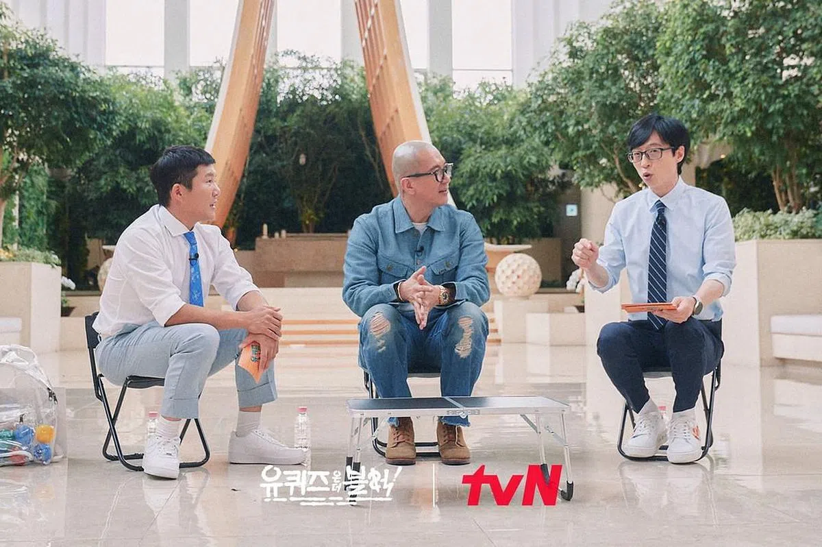 具俊晔（中）与主持人刘在锡（右）和曹世镐。（图/IG）