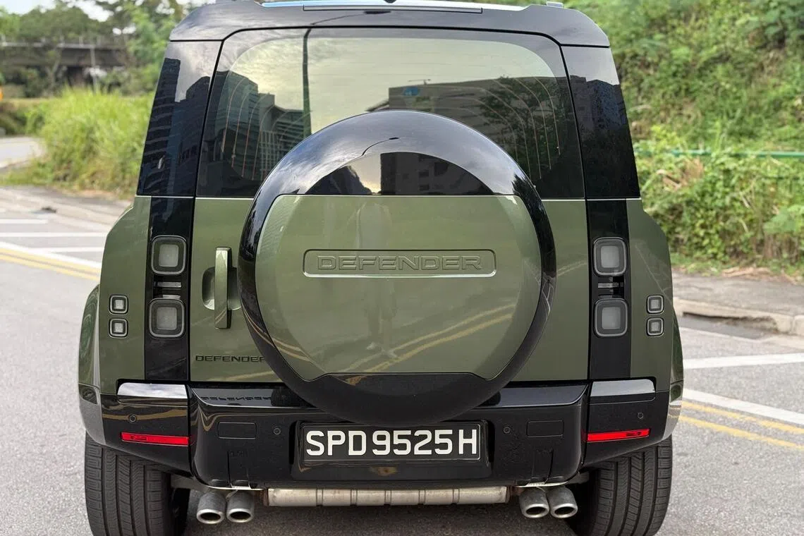 尾灯改为嵌入式深色灯壳，简洁利落；车尾后备轮胎成为设计一部分。（吴庆康摄）