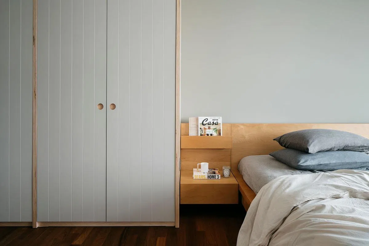 主卧室宜家的双人床配套与定制壁橱是有趣的“hi-lo”配搭。
