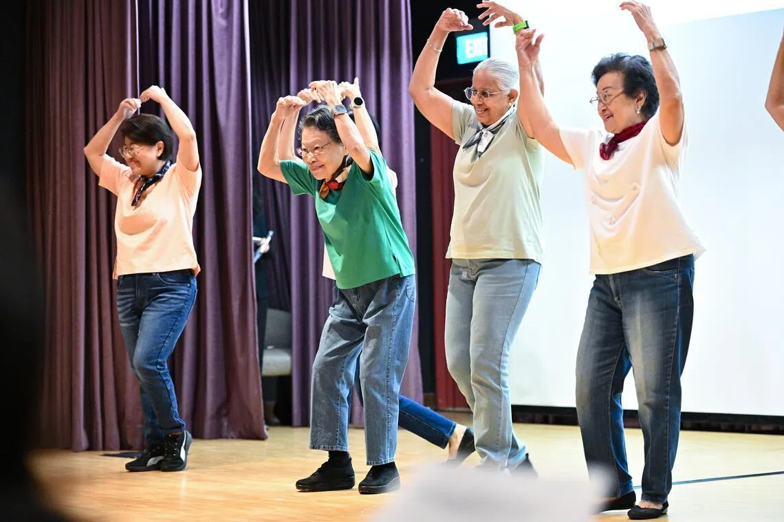 李玉兰（左二）已86岁，仍然保持活跃的生活方式。她向媒体坦言，年轻时她每个月都会经历严重痛经，常常迫使她不得不请病假，影响了工作，所以与许多女性经历的不同，她对绝经感到非常开心且如释重负。（海峡时报）