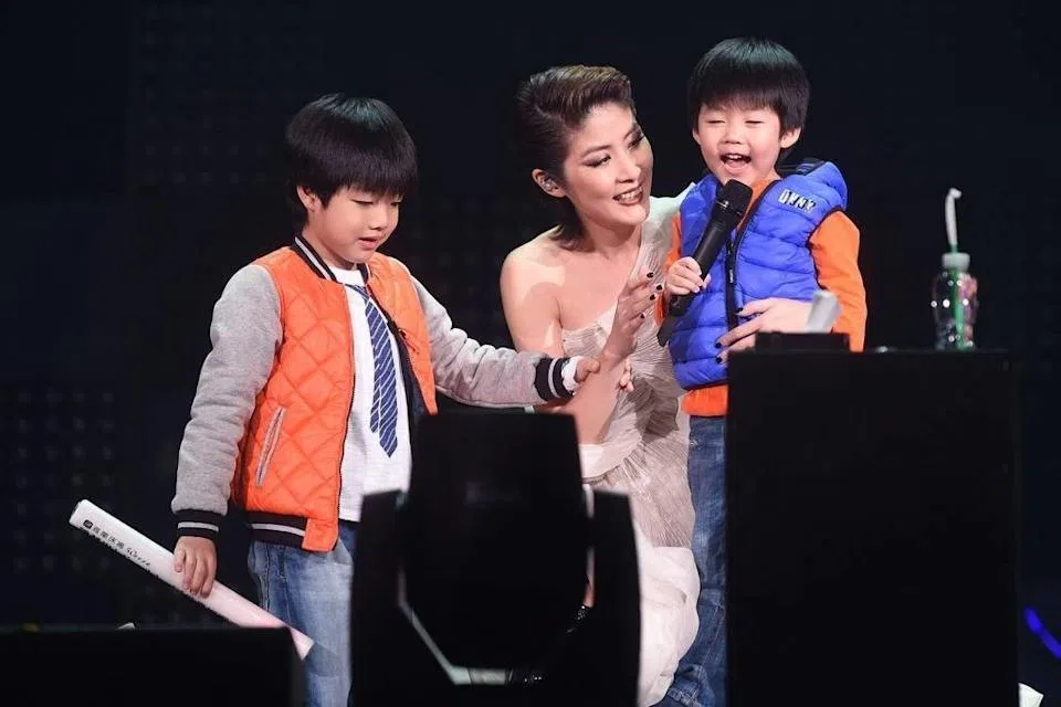 陈慧琳11年前在红馆开唱时一对儿子曾上台。（取自陈慧琳脸书）