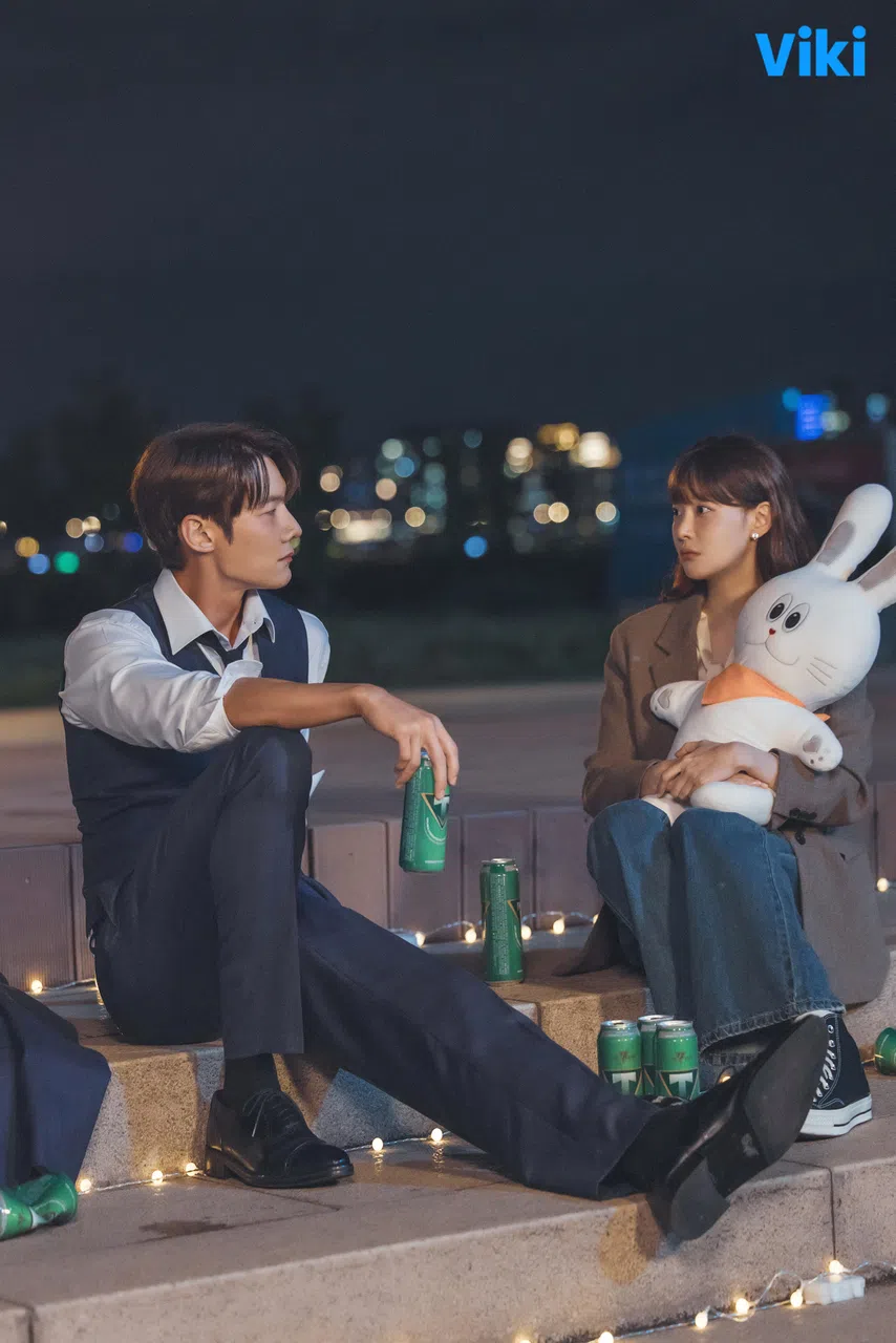 崔振赫（左）和吴涟序在剧中意外邂逅，碰撞出火花。（Viki提供）