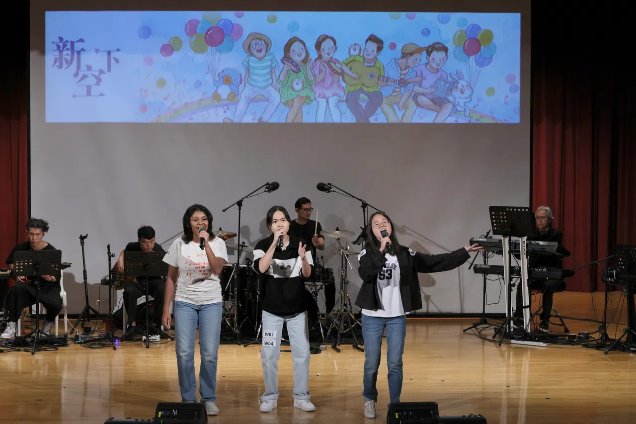 卓姵莹（中）携高中好友同台演绎原创歌曲《烛光晚餐》，自编舞蹈与走位，开场即点燃全场气氛。（龙国雄摄）