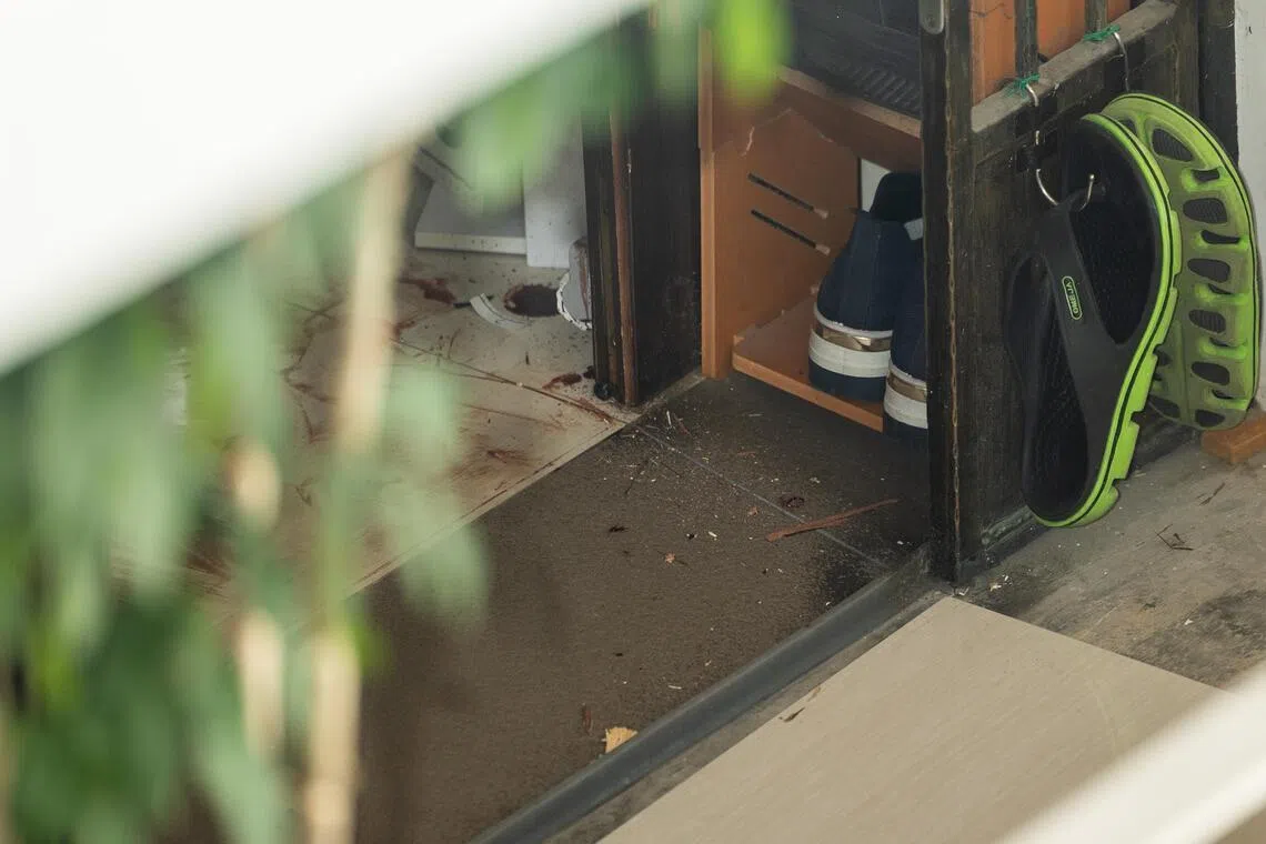 事发单位的地板可见清晰的血迹，地上也有木板碎片。（吴先邦摄）