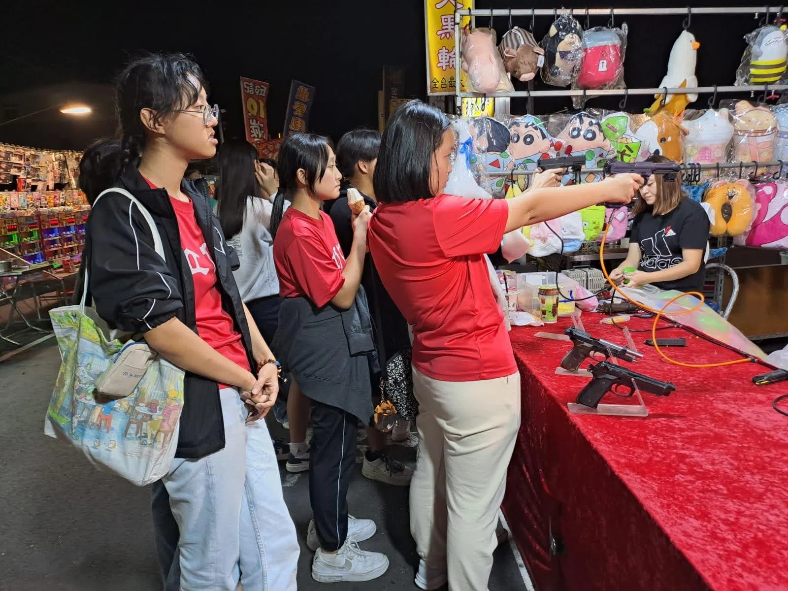 立化学生畅玩夜市游戏。（正心中学提供）
