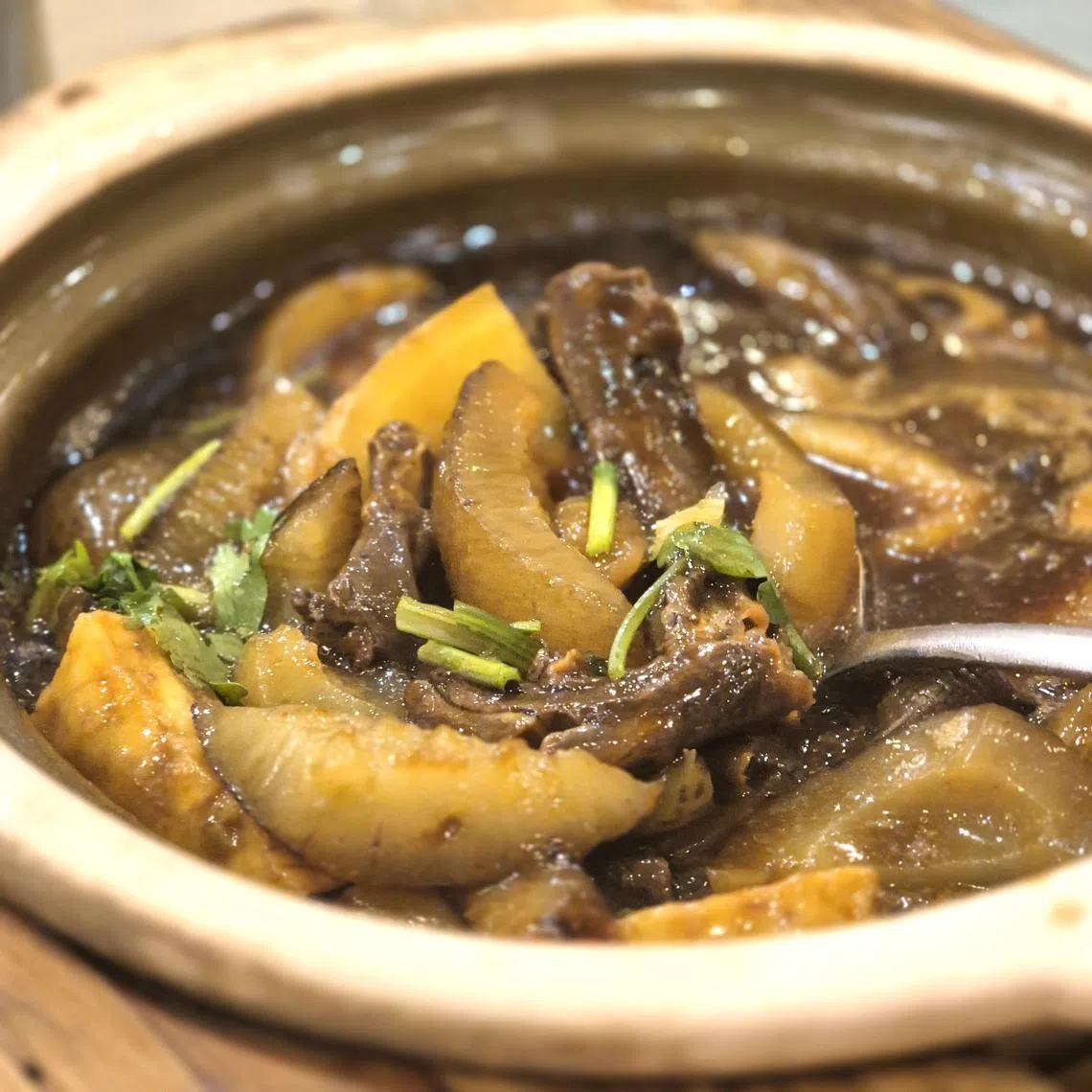 砂煲焖海参加上花菇、鸭掌和芋头等焖出好味道。（陈爱薇摄）
