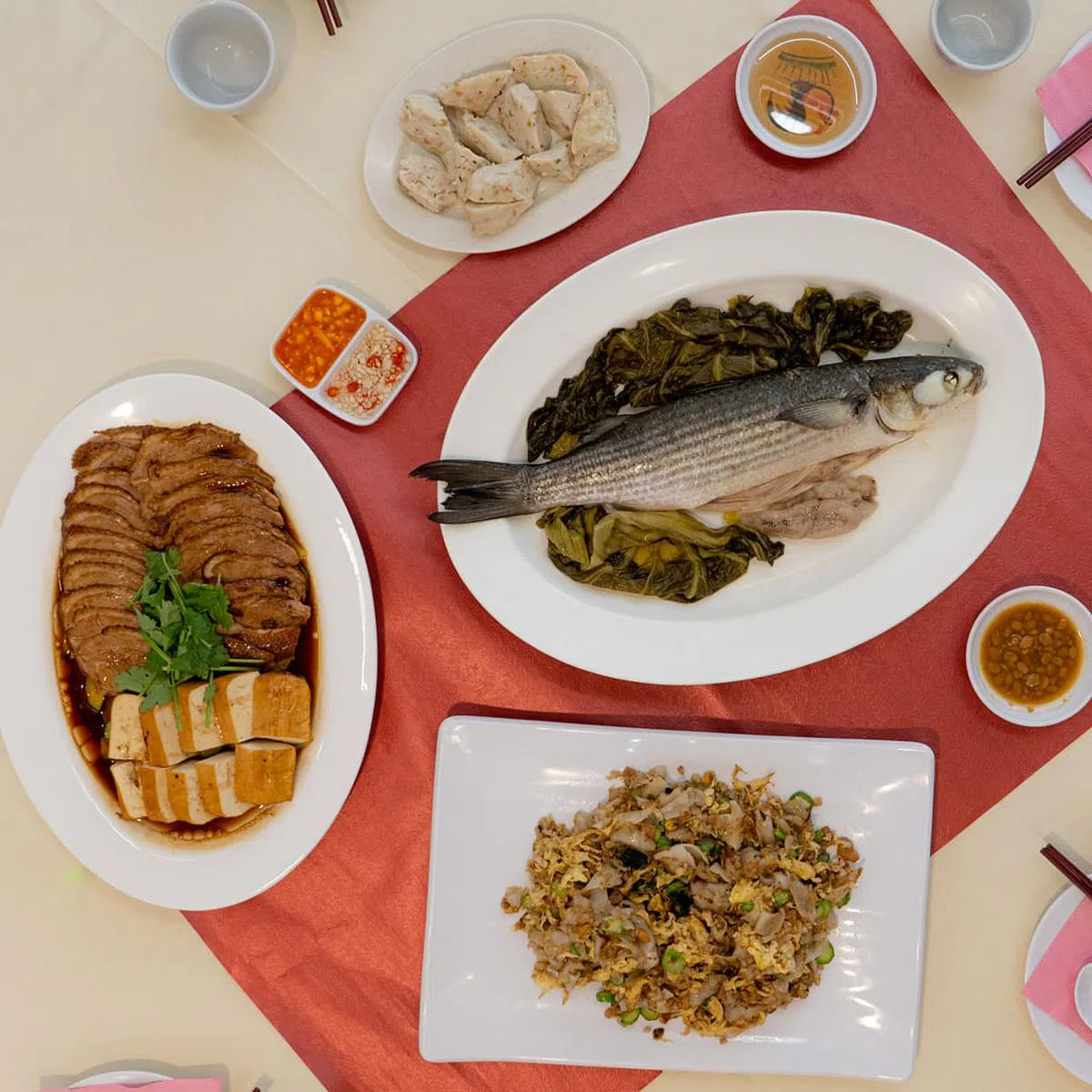 新潮园在潮州节提供的外卖配套，包括卤鸭和豆干、清蒸乌鱼、潮州肉丸和菜脯粿条等。