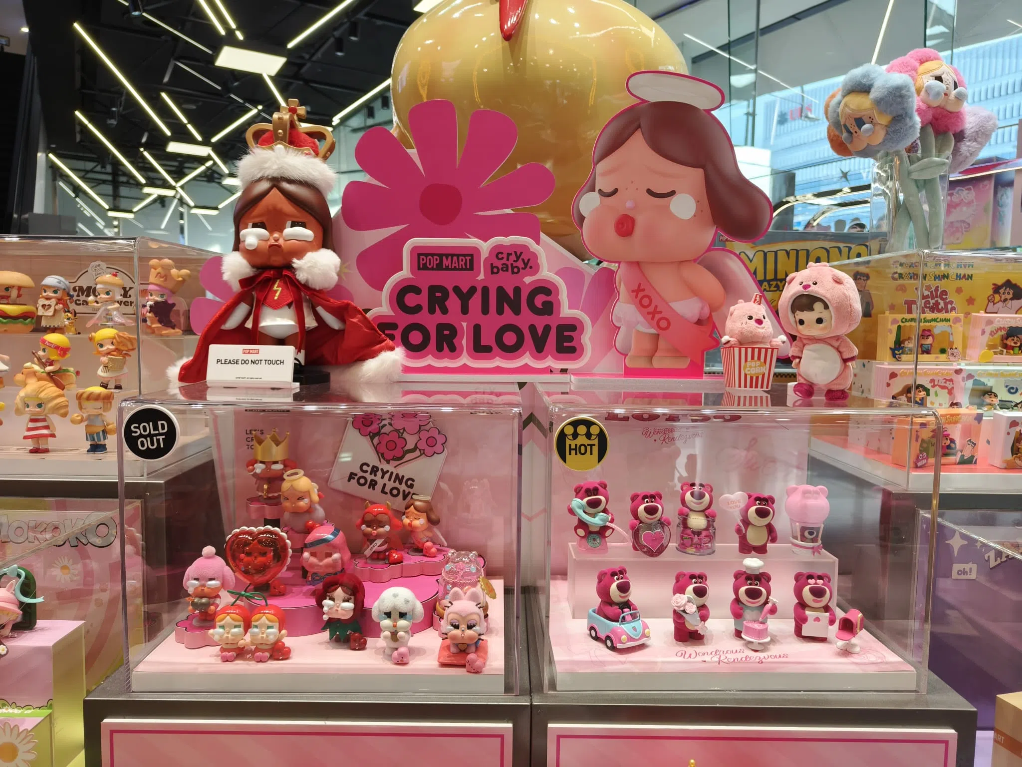 泡泡玛特情人节系列Crybaby唱主角。（李雅歌摄）