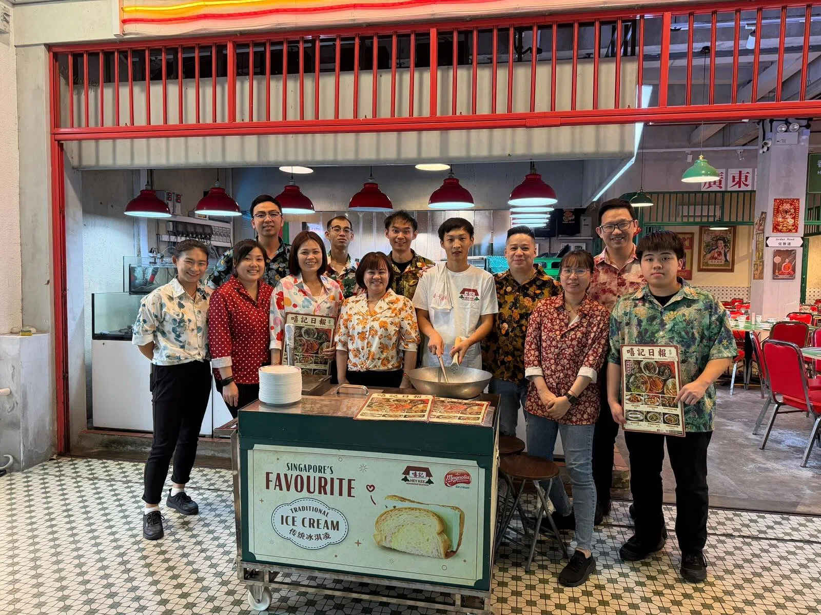 “嘻记香港大排档”（Hey Kee）创办人蔡咏颔（右四）表示，AI技术可助提升餐饮业客服体验。（受访者提供）