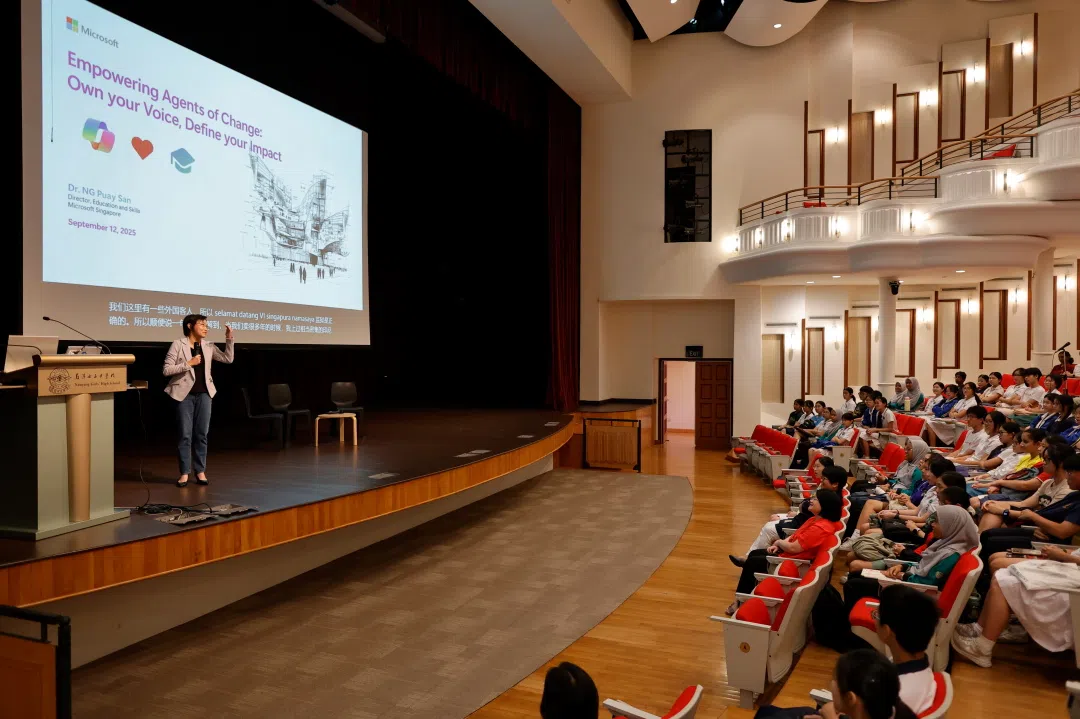 吴珮珊博士与参与者分享关于微软的“人工智能代理”科技。（南洋女中提供）