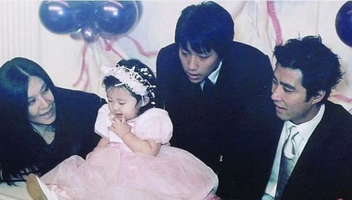 （左起）车胜元妻子李淑珍、女儿车耶妮、儿子车鲁尔及车胜元。（图/互联网）