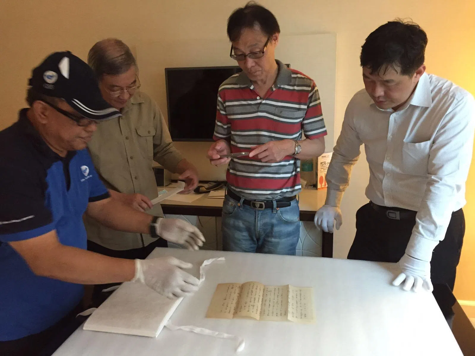 2017年香港文化博物馆馆长林国辉（右）专程来新向杜南发（左二）借少量手稿供金庸馆开幕展出。（杜南发提供）