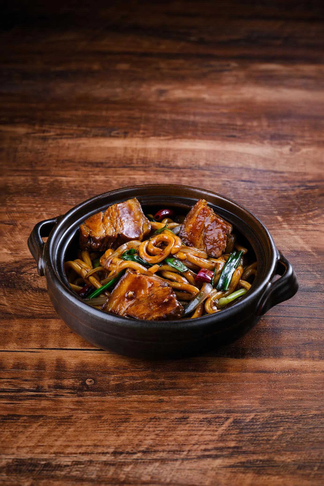 干炒三层肉骨茶乌冬面结合弹牙乌冬面与五花肉浓郁酱汁，口感层次丰富。（餐馆提供）