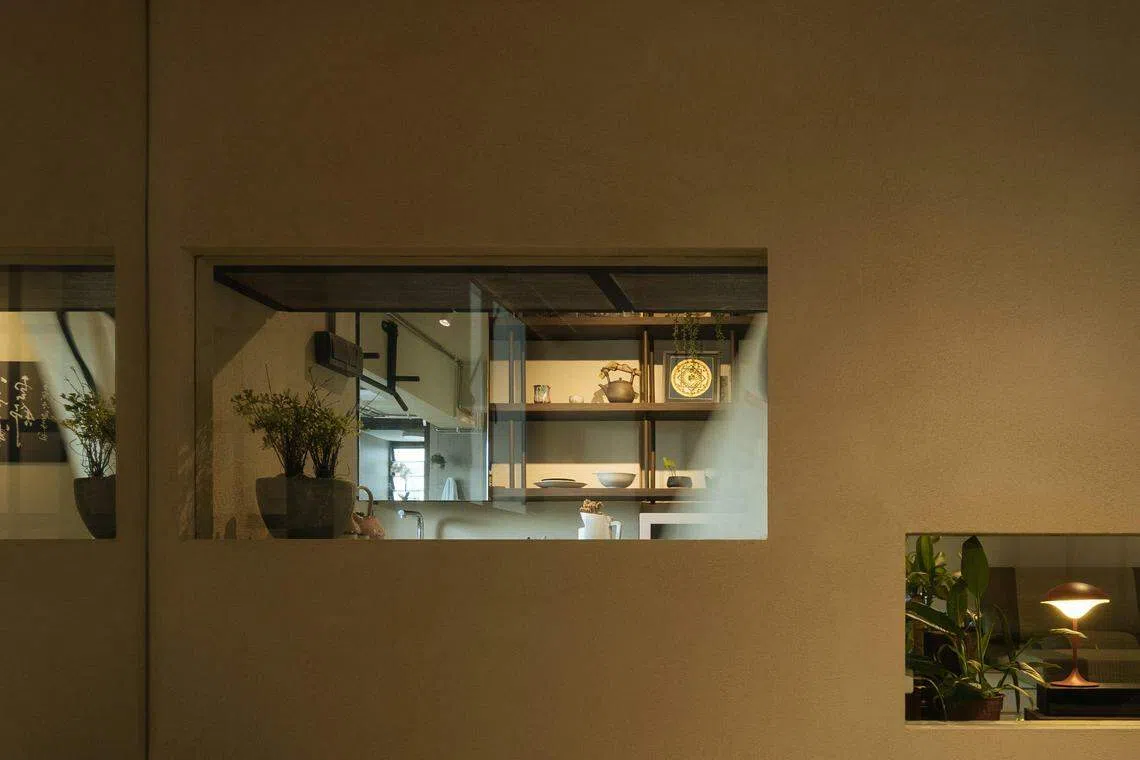 禅园墙面有两个长方形窗口，可以望向起居空间，设计巧妙。（PI Architects）