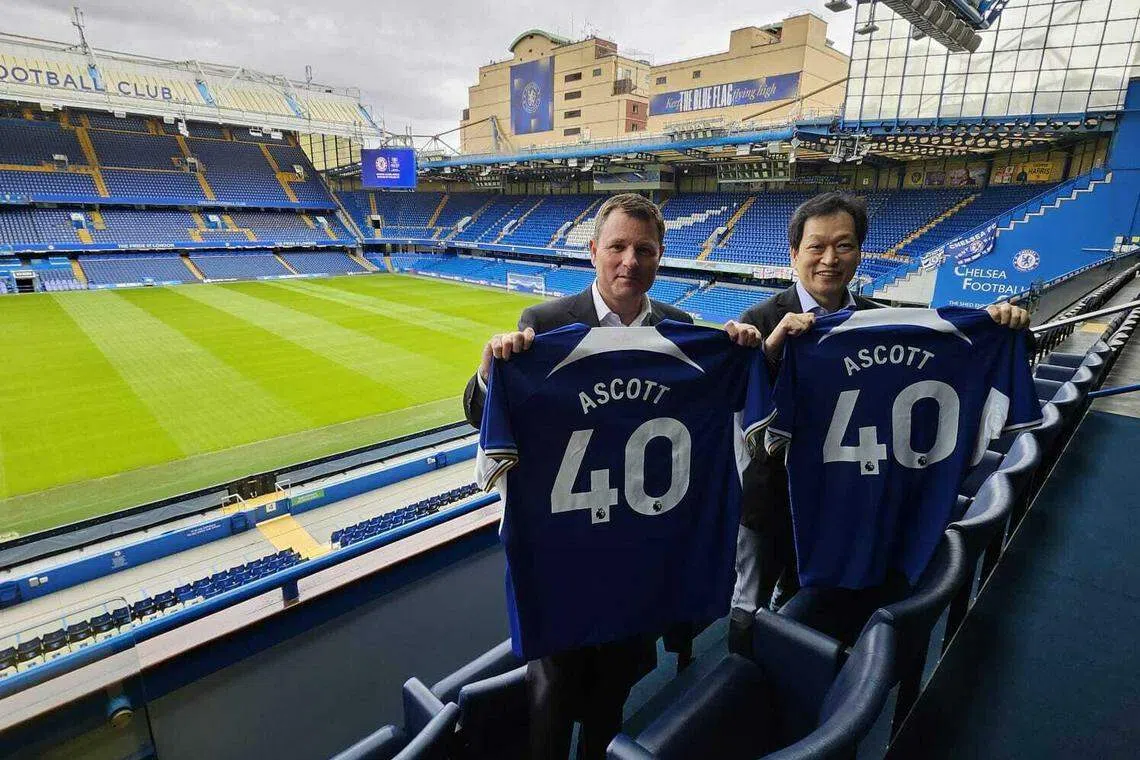 图为雅诗阁首席执行官及凯德投资旅宿首席执行官吴洵杰（右）和切尔西足球俱乐部首席营收官施蒂尔斯维格（Casper Stylsvig）在作为球队主场的斯坦福桥球场的合照。（雅诗阁提供）