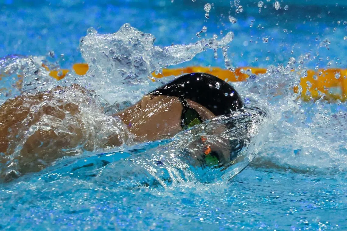 我国泳手李君杰在泳池里飞般冲刺，水花四溅，充满力量。（白艳琳摄）